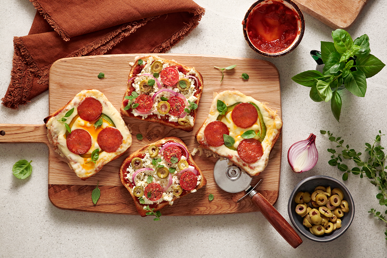 Pizza lava toast με gouda και φέτα